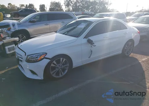 2019 Mercedes-Benz C 300 z USA, uszkodzony, nr VIN 55SWF8DB4KU306382